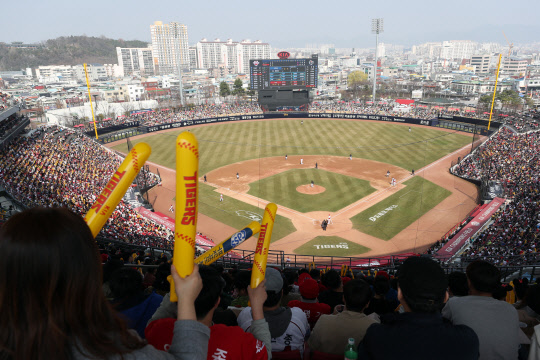 25일 광주-KIA 챔피언스필드에서 열린 프로야구 kt 위즈와 KIA 타이거즈 경기를 찾은 시민이 관중석을 메우고 있다.